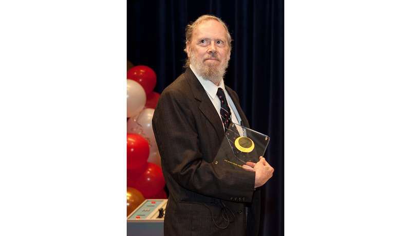 Dennis_shows_prize_to_audience-0526-narrow.jpg.800x600_q60.jpg