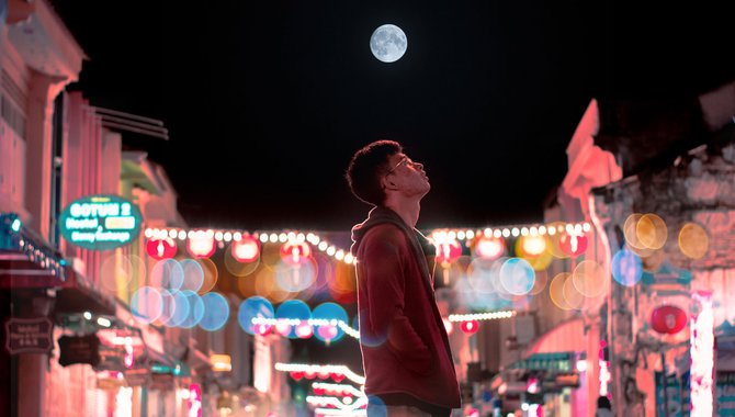 Image_moon_first-section.jpeg